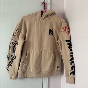 The Wild Collective NY Yankees Heavy Block Graphic Hoodie in Cream